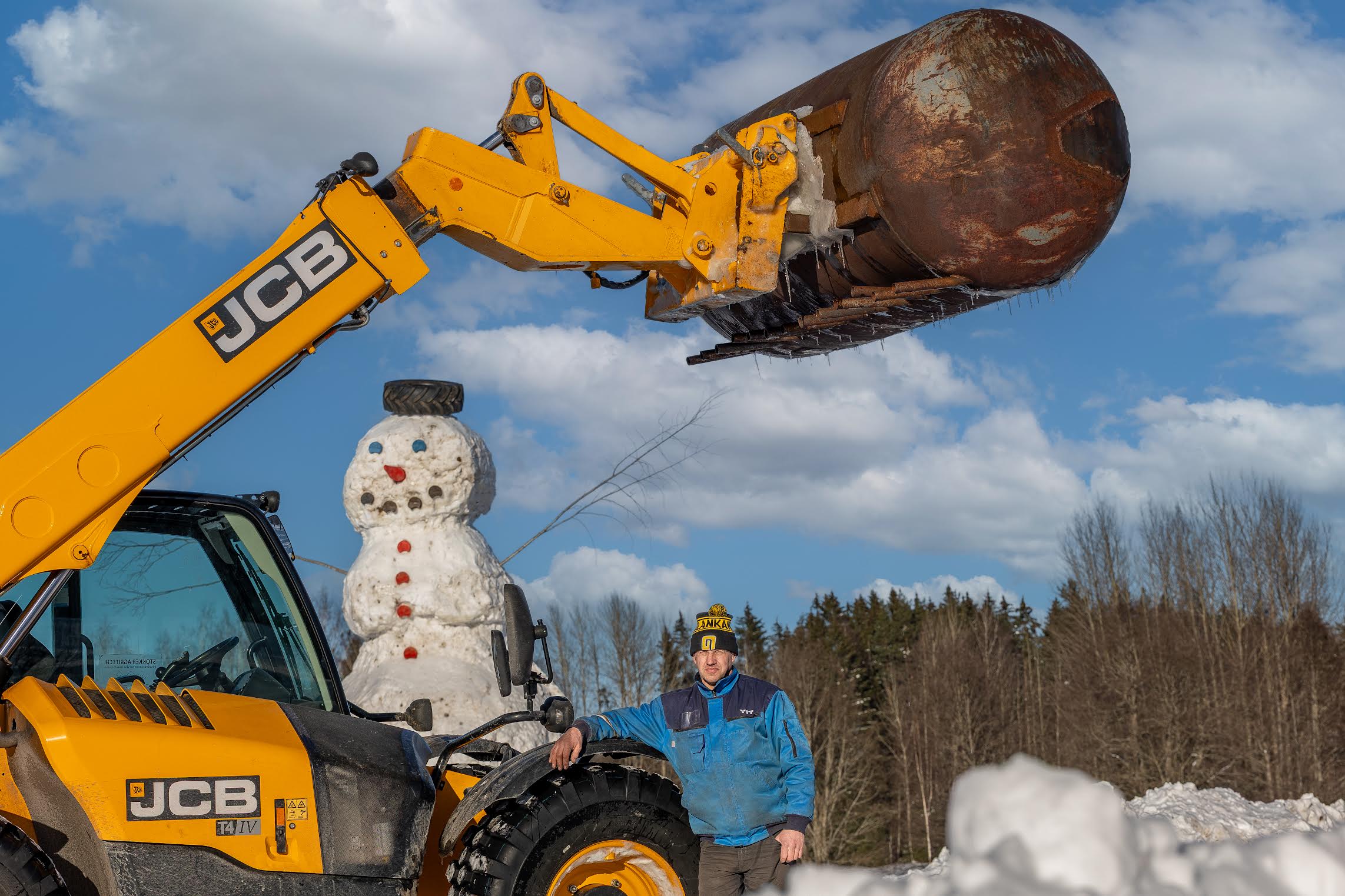 Variku talu peremees Ivar Haabsaar oli vastlapäeval parasjagu tööhoos kui toimetus hiiglaslikku lumememme oma silmaga kaemas käis. Fotol olev masin on abiks mitmetel töödel, sealhulgas ka lumerajal ja lumememme ehitusel. 3, 5 kanti mahutav mahuti on pärit Ida Virust ja ekstra kohandatud selleks, et kasta talvel lumerada. See sama mahuti oli asjaosaliseks ka lumememme pallide valmimisel, kui külmast rabe lumi oli tarvis kõvemaks ja vastupidavamaks saada. FOTO: Aigar Nagel
